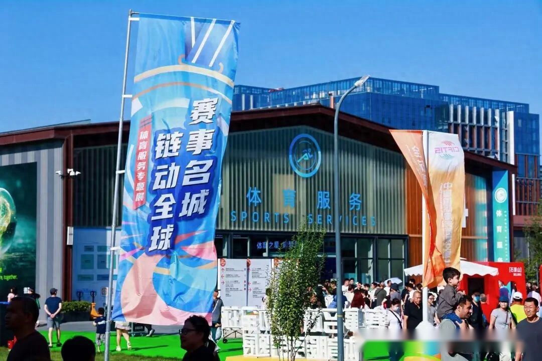 萨拉赫场边,欢声笑语,与队友伊萨,开云,KaiYun,开云注册网址,开云app,开云官网,开云网站,开云下载