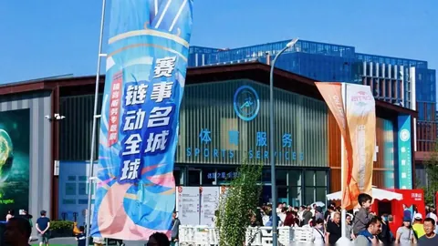 萨拉赫场边欢声笑语，与队友伊萨克、埃基蒂克共享快乐时光！