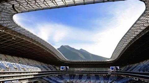 “我国首场白金半马赛事圆满收官，18岁选手刷新国内半马最佳纪录2025-02-24”